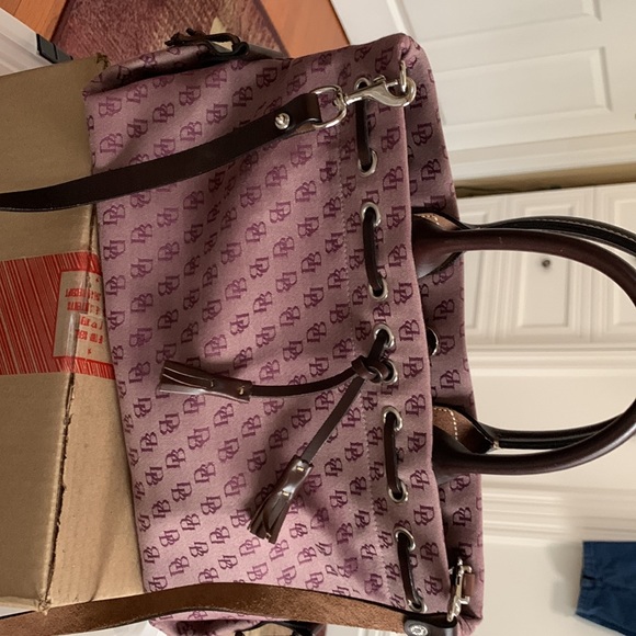 Dooney& Bourke monogram wine satchel with shoulder strap. Never carried - Picture 2 of 7